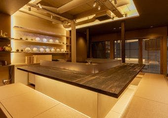 京都の旬の食材に職人の技を重ね、季節の移ろいを感じる料理でお客様をお迎えします。ひと皿ごとに、土地の記憶と自然の息吹を映し出します。