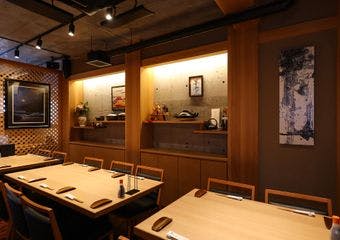 旬の食材を活かした料理と厳選地酒を楽しめる、落ち着いた和モダン空間の隠れ家。