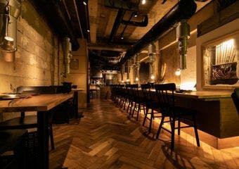 看板のない隠れ家で、国産＆世界各国の極上羊肉を堪能。炙りユッケや5ヶ国の食べ比べ、ワインペアリングも魅力です。