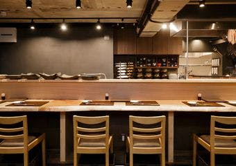 淡路の鯛をはじめ全国の厳選海鮮を和の逸品に。日本酒は好みのお猪口で。和モダンな空間で特別なひとときをお過ごしください。