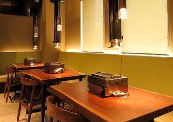 高級感あふれる空間で、厳選鶏肉と飛騨牛を贅沢に味わうひととき。

