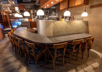 こちらのお店では、各地から直送される新鮮な「活き貝」をご堪能いただけます。刺身や焼き物はもちろん、貝本来の旨みを存分に味わえる一品をご提供。