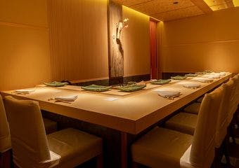 店主自ら市場に行って仕入れをした食材の数々と
磨き抜かれた匠の技で極上のひとときを。