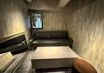 恵比寿駅近くに佇む完全個室「KOSITU」は、大人のための上質なプライベート空間。恋人とのディナーや親しい友人との集まりに最適です。