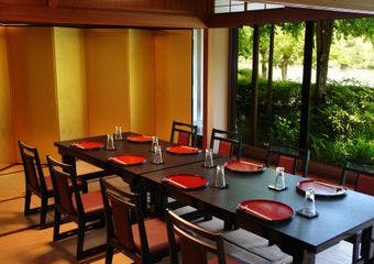 水前寺成趣園内、贅沢な時間空間、完全個室の日本店その日のお客様のための、その日にしかない素材を活かして、鮮度と温度を大切に料理しています。