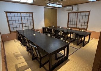 旬の鮮魚と和の逸品を気軽に楽しむ大人の隠れ家。豊富なお酒とともに心温まるひとときを。