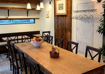 上質な肉料理と100種以上のワインを寛ぎの空間で堪能できる一軒。接待や記念日にも最適。