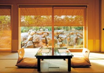 引き上げ湯葉と豆腐が紡ぐ、粋な創作懐石料理にあたたまる