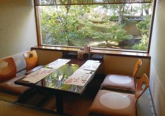 引き上げ湯葉と豆腐が紡ぐ、粋な創作懐石料理にあたたまる