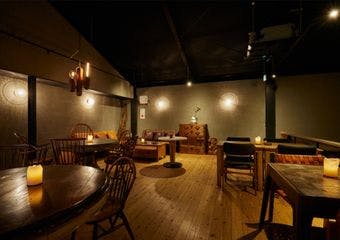 数々の名店で腕を磨いた店主が握る鮨と原始焼きが楽しめる和食店です。