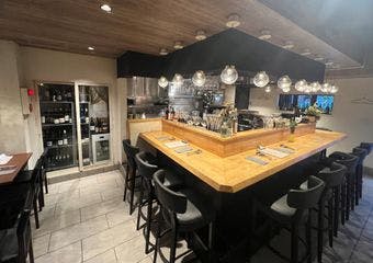 三宮駅から徒歩5分。日本の食材にこだわった料理をワインと共に。