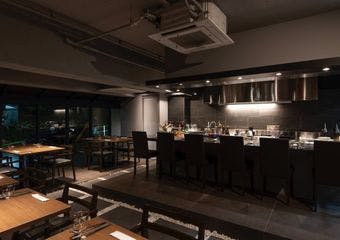 六本木 隼 店舗直結 本格中華料理をアラカルトで堪能。旬の味わいと名物料理を、洗練された空間で楽しむ贅沢なひとときを。
