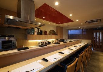 四季折々の食材を使用した職人が握るお寿司をご堪能ください。