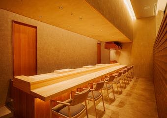 全国津々浦々の厳選した食材から、江戸前鮨・天ぷら・こだわりの逸品を組み合わせたコースをご提供しております。