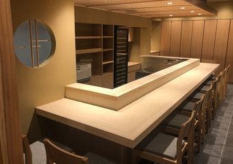 職人の技が光る焼き鳥を、落ち着いたカウンターで堪能