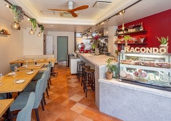 イタリアを感じさせる当店では、数種類の切りたて生ハムとチーズ、ワインを提供しております。