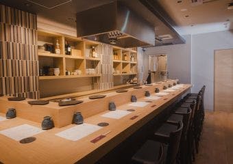落ち着いた空間で厳選素材の創作串揚げをご堪能