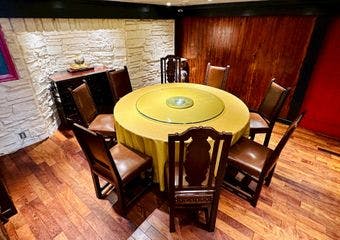 皇家の家宴を現代に──
選び抜かれた食材と秘伝の技で、
家の安らぎと宮廷の輝きを、あなたに。