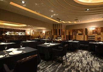 北海道産の旬の食材を活かした本格フランス料理と、200種以上のワインのペアリングを堪能。