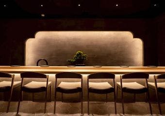 週末限定の隠れ家鮨店。赤酢鮨と地酒を上質な空間で心ゆくまでお楽しみいただけます。




