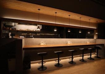 厳選された新鮮な食材と熾火を使用し、天空のスカイビュー「HONO」では四季折々の美しさと共に、心に残る食のひとときをお届けします。