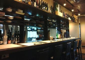 経験豊富なシェフが仕上げた自慢の創作燻製料理と、ソムリエ協会認定SAKE DIPLOMAが、各地のおいしい日本酒を探してご用意しております。