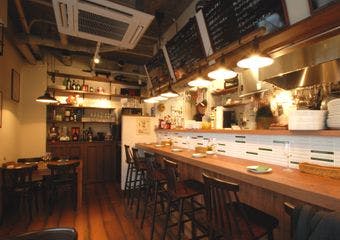 京橋にお店を構える、真の美食家が注目するほどの人気フレンチビストロで至福のひと時を。