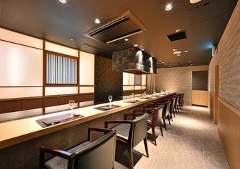 秋田の恵みを堪能できる、市内唯一の本格鉄板焼きレストラン。記念日や接待にふさわしい上質な空間をご用意しております