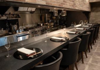 旬の食材を使い、匠が織り成す和食をベースに、独創性に満ちたイノベーティブ・フュージョンを取り入れた“和の心をベースとした料理”です。