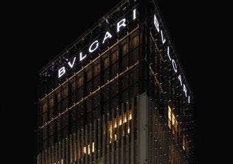 BVLGARIならではのエレガントで繊細なフォルム、香り、食感、遊び心を交えた品々をお楽しみください。
