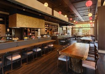 海に囲まれた島だからこそ味わえる新鮮な海の幸と、豊かな土地に育まれた山の幸、季節のたびに訪れたい旬の味をお楽しみください。