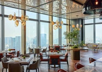 【フェアモント東京】薪窯の香りと海風が交わる美食空間