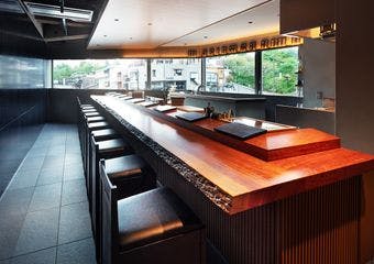 四季折々を感じる一枚板のカウンターで味わう、本格寿司。