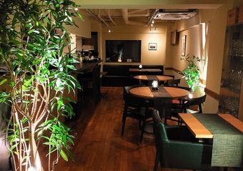 洗練されたイタリアンと厳選ワインを贅沢に楽しめます。落ち着いた空間で、旬の食材を活かした料理を心ゆくまでご堪能いただけます。