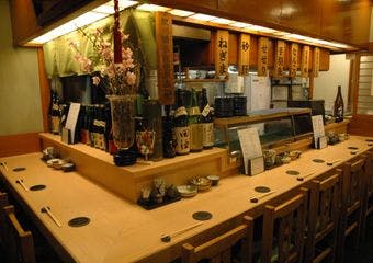 銀座で味わう本格炭火焼鳥。厳選地鶏を丁寧に焼き上げ、上質な空間で極上のひとときを。