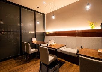 樽生クラフトビールやワインが豊富に揃い、気軽にお酒に合う店主こだわりの料理が楽しめるビアバーです。