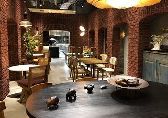 アンティークとモダンが調和する空間で、こだわりのパンとビストロランチを満喫