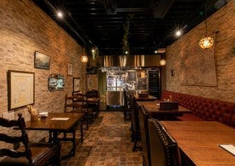 国産和牛にこだわった肉料理と、チーズプロフェッショナルが厳選する逸品を満喫していただけます。