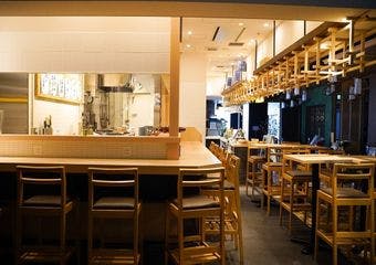 本格ながら遊び心溢れるお寿司をワインで愉しむ寿司バー
ソムリエ厳選のワインとひとつひとつが華やかなお寿司で愉しむ大人の遊び場