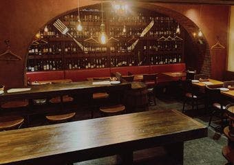 炭火焼きの肉と厳選ワインを隠れ家空間で気軽に堪能できます。