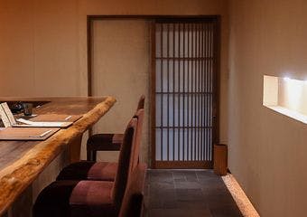 料理人で日本酒ソムリエによる、一皿一皿に日本酒を合わせる日本酒ペアリングをご提供いたします。