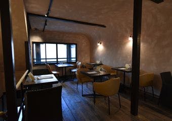 パリの街角を思わせるお洒落な空間で、季節の素材を活かした本格フレンチと、料理に寄り添うワインを楽しむ