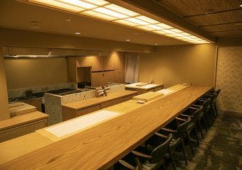 魚料理を中心に季節の野菜を盛り込んだ日本料理を味わえます。日毎に料理長が献立を考え、コースを仕立て、お料理を提供しています。