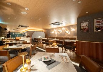 神戸初出店！パリ発「塊肉×ワイン」を愉しむステーキビストロ。赤身肉×ソムリエ厳選ワインを神戸ウォーターフロントの開放感を楽しめる雰囲気で。