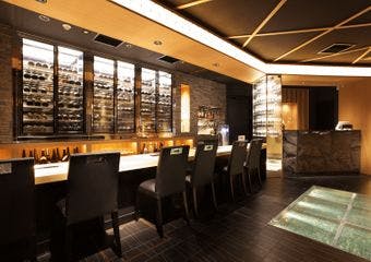 赤坂の街に佇む、大人のための京焼肉
“だしで食す”という新しい美学を、心ゆくまで