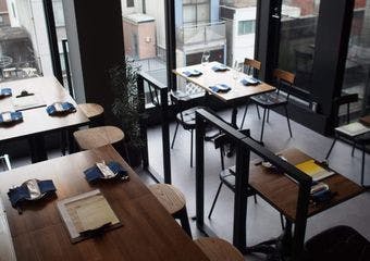 自然派ワインと純米酒、旬の食材が織りなす大人の隠れ家ビストロ。