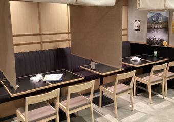 甲州食材を贅沢に使用した鶏料理専門店。希少な地酒やプレミアムビールと共に、都心で上質な食体験を。