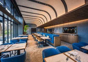 グリルというエッセンスを加えた西洋料理をベースにしたレストラン。
シンプルな味付けの料理に、各種ソースや付け合せとの相性を提案いたします。