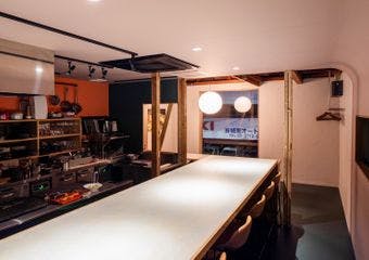 学芸大学の住宅街に佇む隠れ家で、創作フレンチとお茶割りを目の前で


