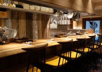 イタリアの伝統を大切にしながら、上質な食材を活かした料理を提供するレストランです。洗練された空間と細やかなサービスが特別な時間を演出します。